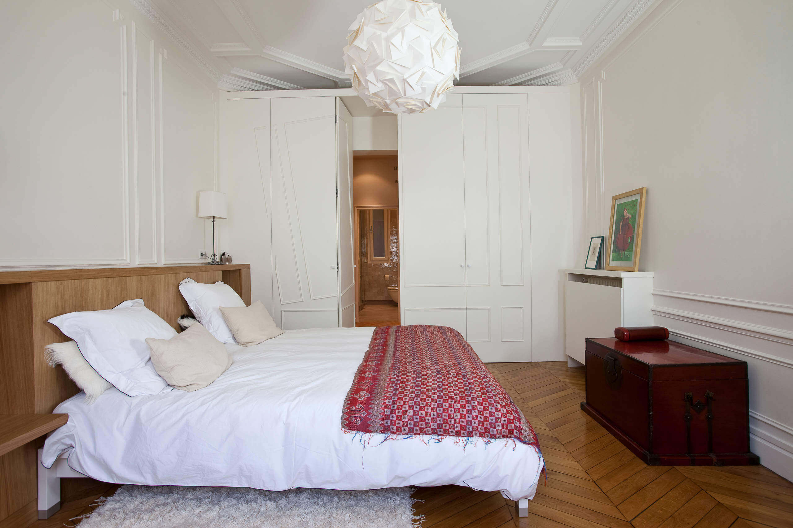 Decoração de quarto com boiserie